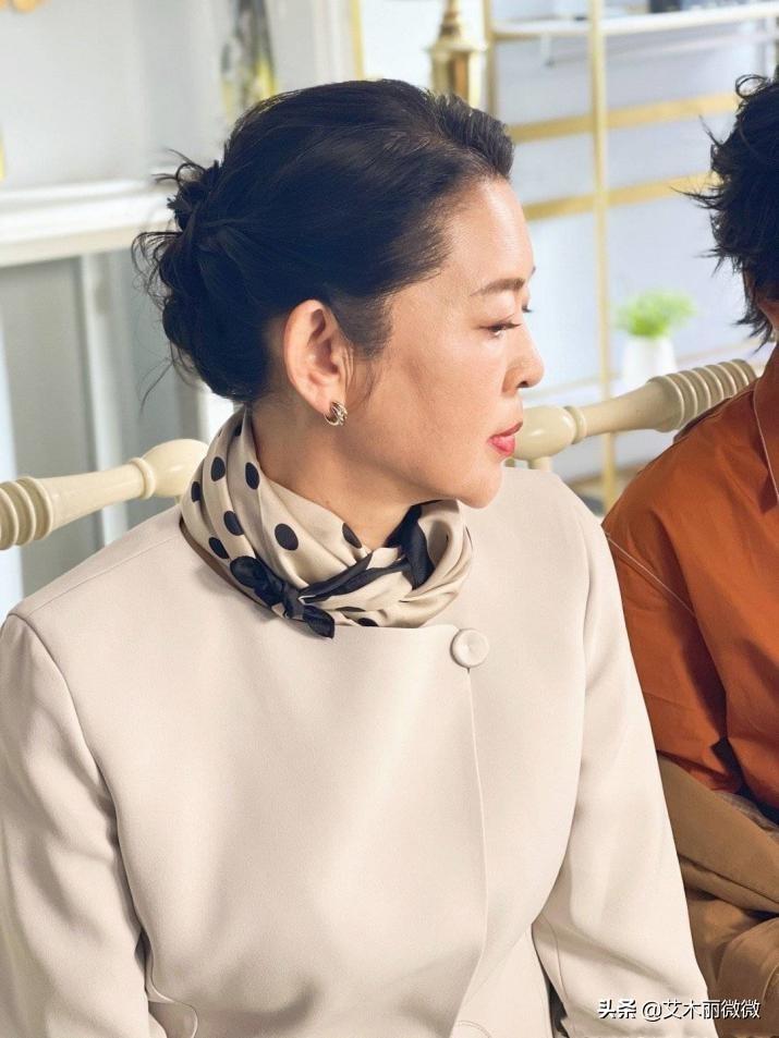 给女士送丝巾的深层意义