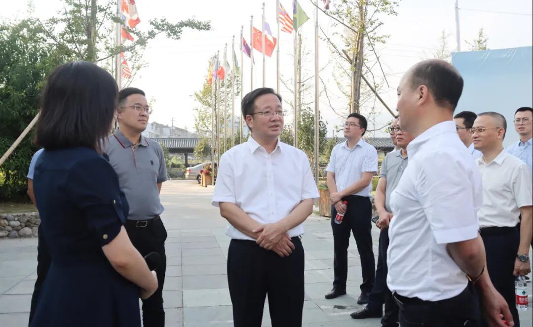设计一句宣传语，激发无限可能，探索未来之路