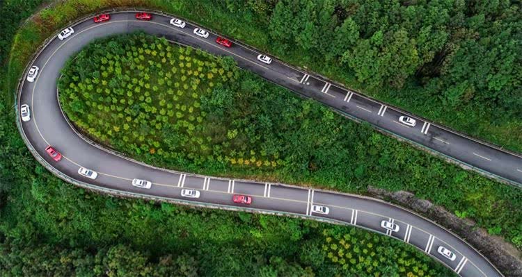 山地公路，哪个更轻松？探讨不同路况下的驾驶体验与应对之策