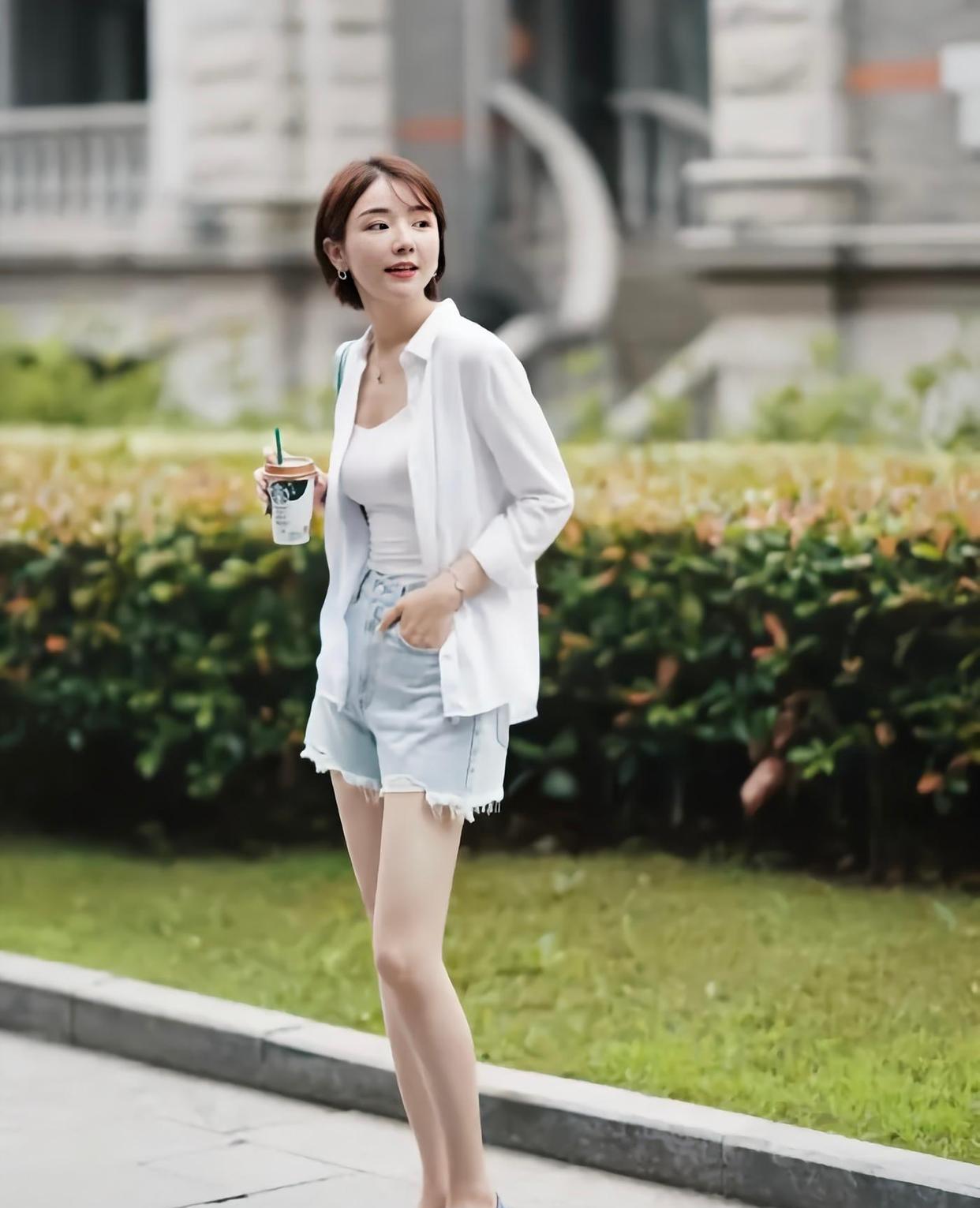 白衬衣与吊带的优雅组合