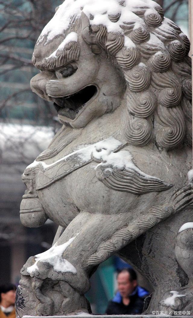 中国传统建筑中的狮子雕塑，象征与艺术的完美结合