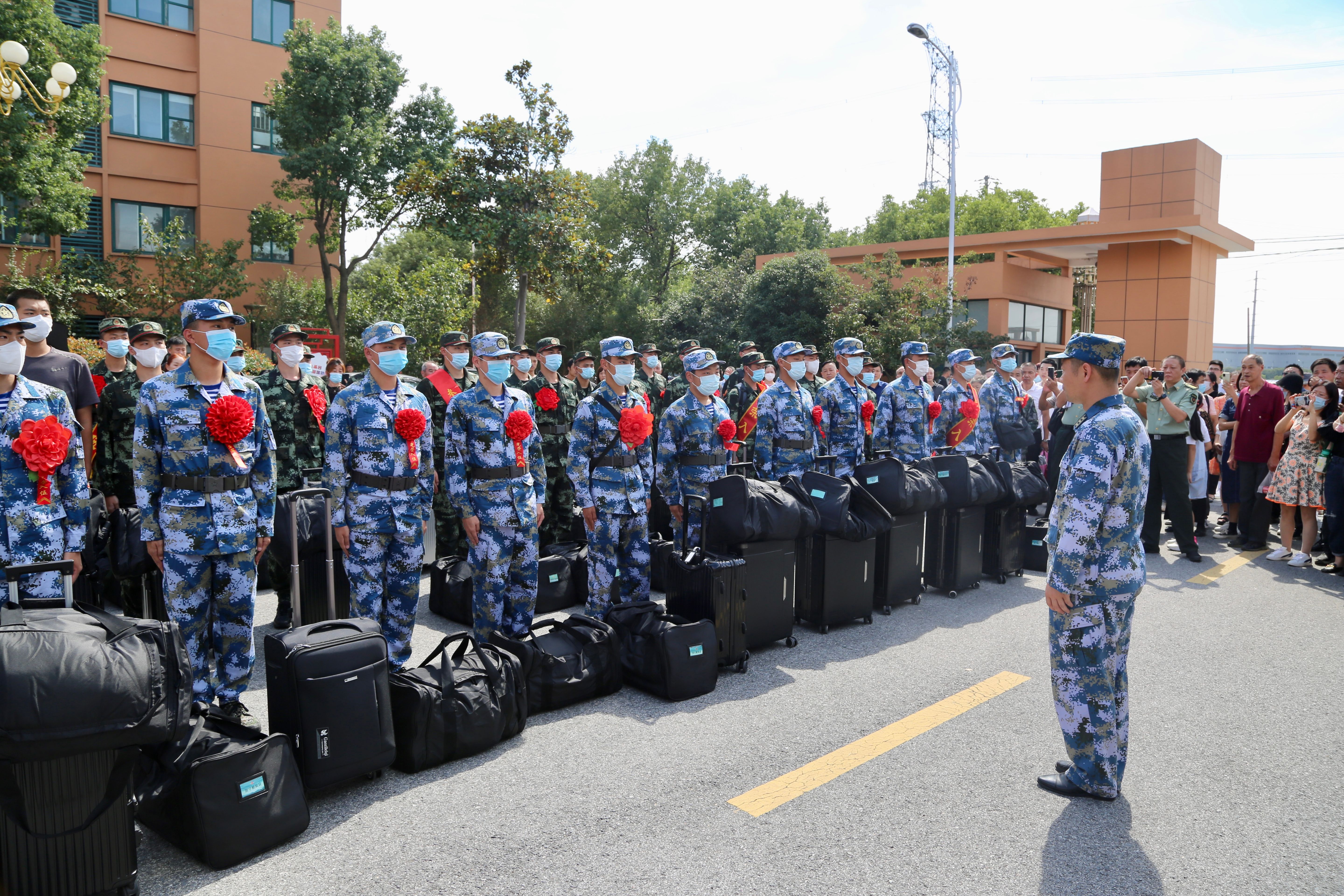 新疆边防新兵待遇，新时代的边疆守护者