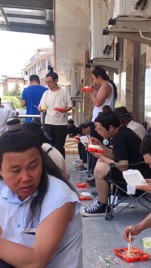剧组盒饭，幕后故事中的日常瞬间