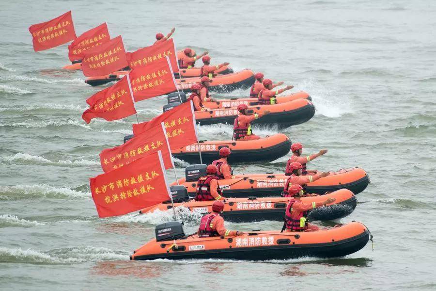 长江先锋船，破浪前行的水上先锋