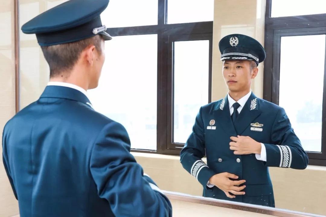 空军飞行员停飞后的待遇，深度解读与探讨