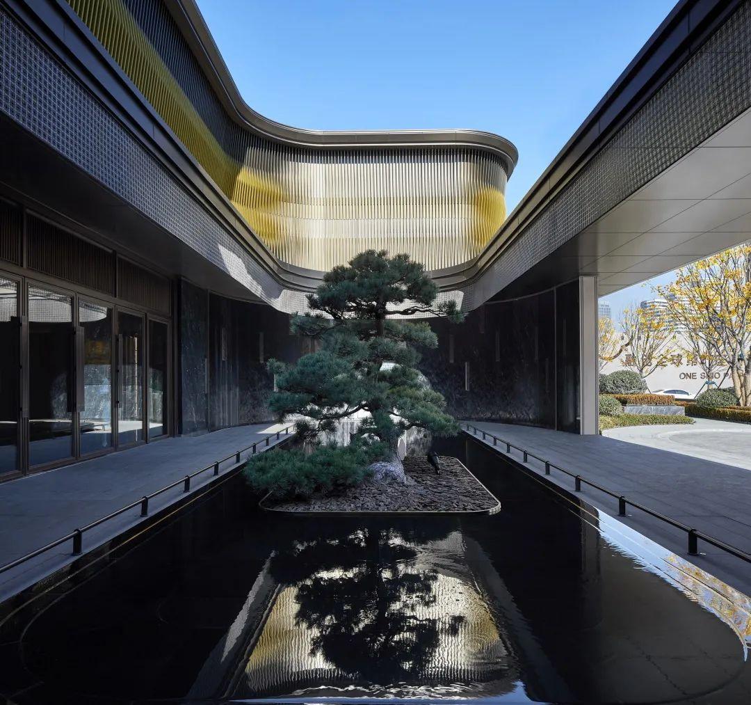 大堂入口自动门，现代建筑的智能之选
