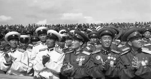 伞兵棉军服，历史、功能与特色