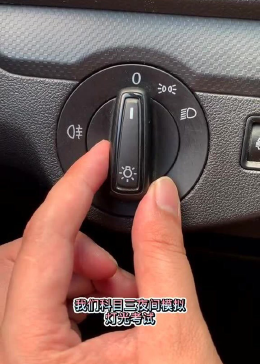 考试灯光图标，照亮考试之路的指引明灯