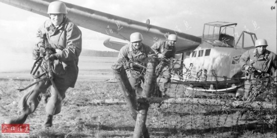 伞兵空中，英勇的先锋与战术革新