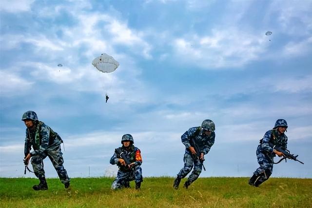 伞兵连发，战术革新与作战效能的提升