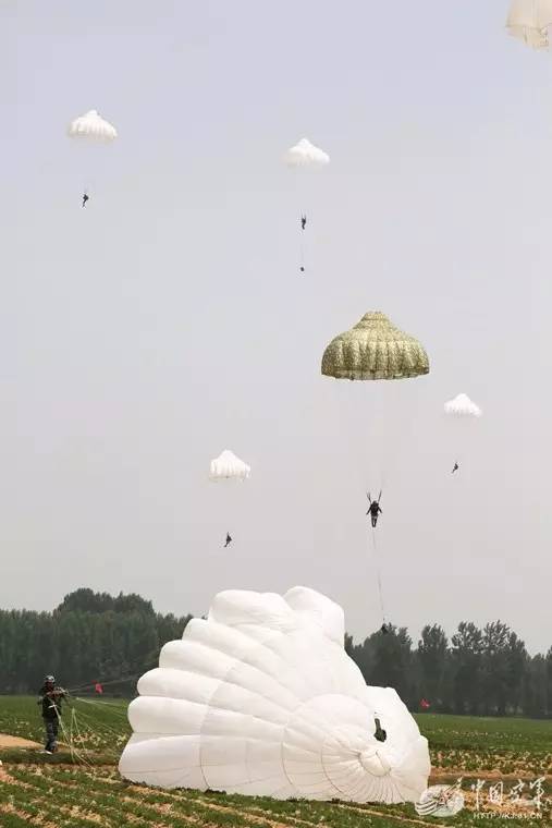 伞兵跳伞装机，英勇与技术的完美结合
