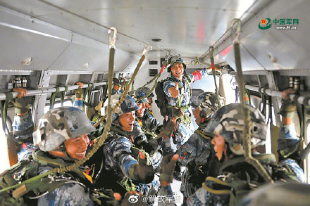蓝天之上的伞兵跳伞之旅