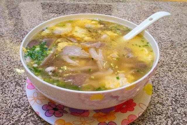 平菇蛋花瘦肉汤，一道营养美味的家常汤品