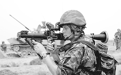 英国伞兵空降俄罗斯边境，历史与现实的交汇点
