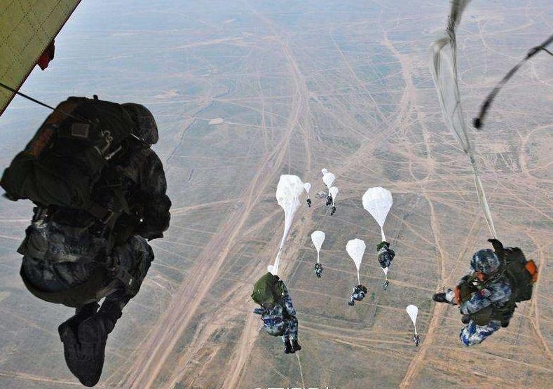 空降伞兵女，勇气与荣耀的象征