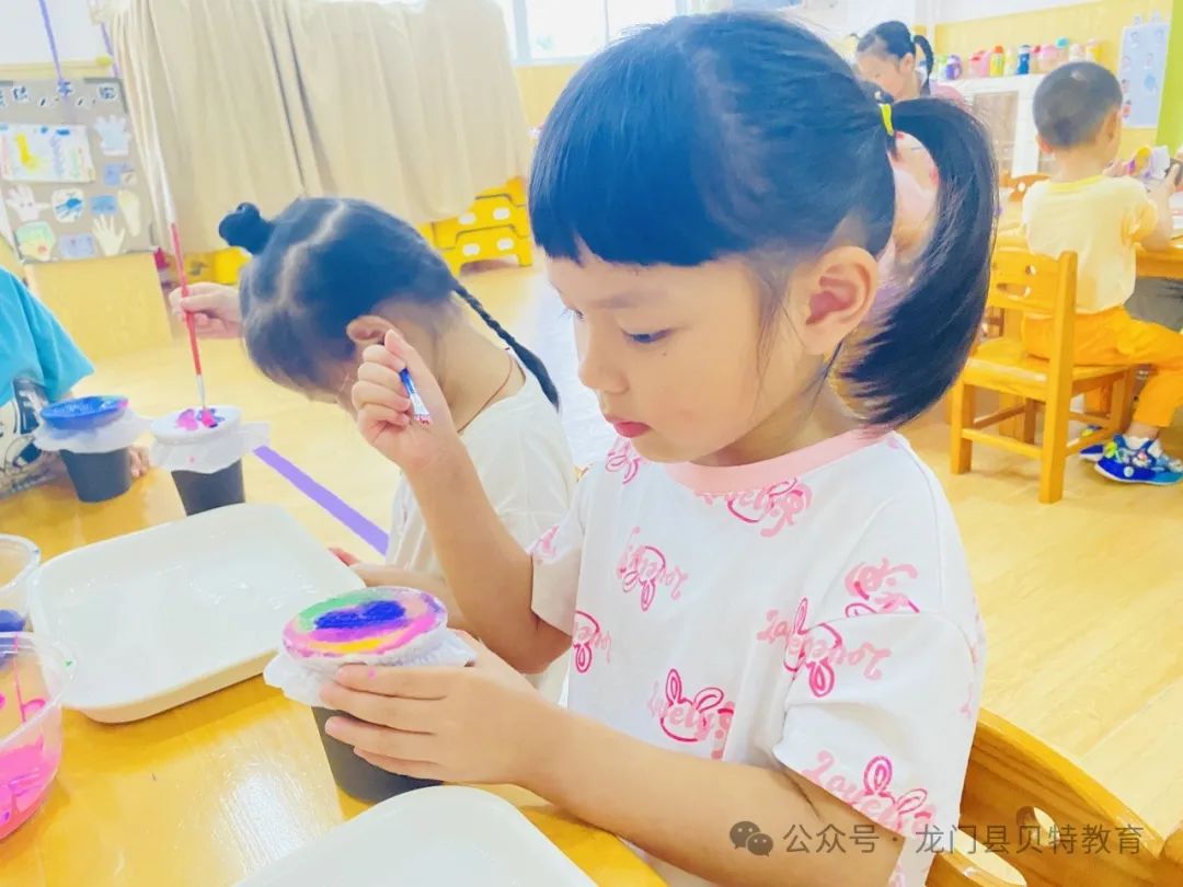 小班认识颜色美术活动，探索色彩的奇妙世界